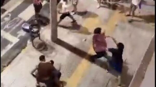 Video: En festejo por la Albirroja derriban señalización y se lían a golpes en calle Palma