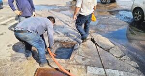 La Nación / Vecinos claman solución a la pérdida de agua potable en Loma Pytã