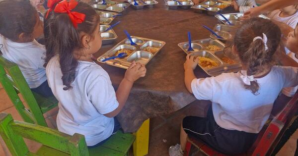Diario HOY | Tras rechazar cerdo, madres y directora permiten ingreso de almuerzo escolar