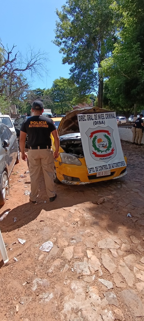 Operativos policiales en Villarrica y Villa Elisa resultan en incautación de vehículos adulterados y detención