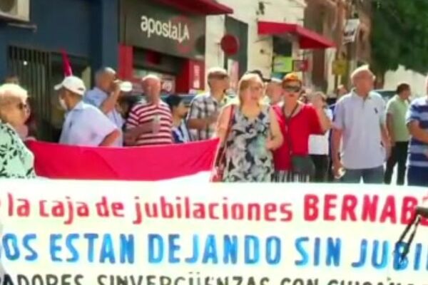 Jubilados de la Caja Municipal reclaman pagos atrasados y proponen que IPS la absorba - SNT