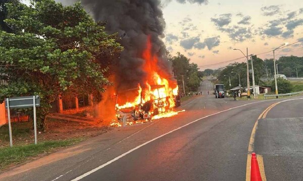 Susto para pasajeros: Bus de turismo arde en llamas en el desvío a Caacupé – Prensa 5