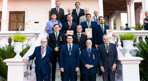 Académicos se unen a la hermandad del Alcázar
