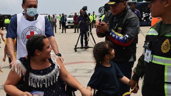 Alrededor de 90 niños regresaron a Venezuela en un vuelo de repatriación desde México