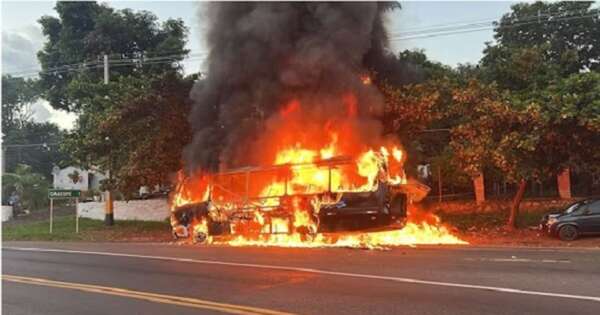 Diario HOY | Bus de turismo ardió en llamas sobre la Ruta PY02