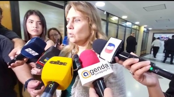Caso pupitres: Diputada critica inacción de la Fiscalía