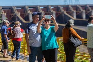Este verano, más de 156 mil personas visitaron atractivos turísticos de Itaipú - Economía - ABC Color