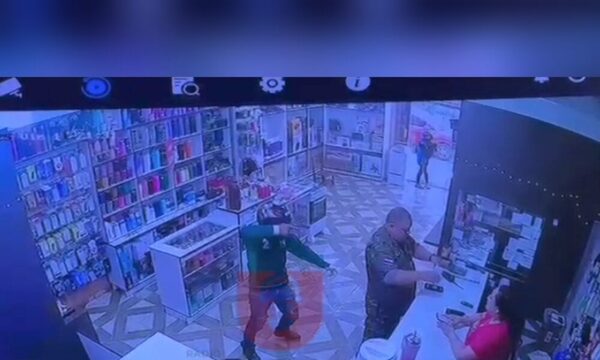 (VIDEO)Comisario hacía giro, asaltantes irrumpieron comercio y le despojaron de su walkie- talkie