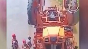 Chofer de un tractor muere aplastado al caer de un puente en Vaquería