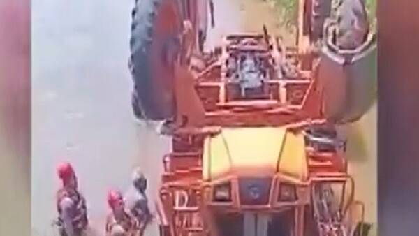 Chofer de un tractor muere aplastado al caer de un puente en Vaquería