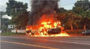 “¡Chofer! ¡Chofer! Apure el motor… que en esta cafetera nos morimos de calor”: se incendió un bus