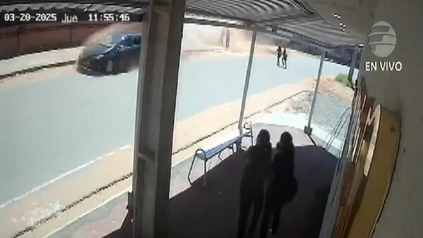 Video: Adolescente atropella a varios estudiantes con un vehículo en Luque