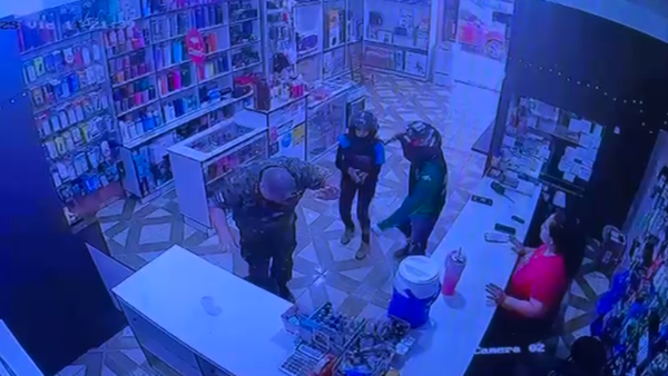 Video: Pareja asalta local de celulares y encañona a comisario que estaba como cliente