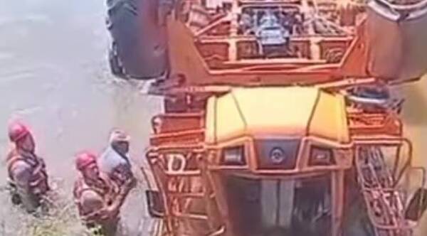 ¡Desesperante! Cayó con su tractor al cauce de un arroyo y el final que tuvo fue horrible
