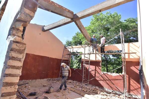 Lambaré: alumnos dan clases en medio de escombros, por atraso en obras con recursos de Fonacide - Nacionales - ABC Color