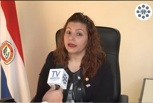 Una jueza, dos actuarios, tres ujieres, tres oficiales de justicia y dos abogados imputados