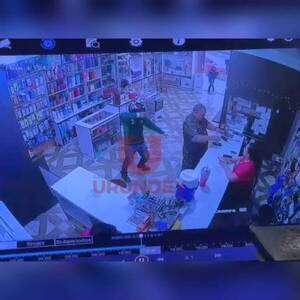 ¡De no creerse! Pareja entró a robar a un comercio y le dejó a un comisario sin su walkie
