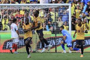 Ecuador gana 2-1 a Venezuela y se acerca más al Mundial - Fútbol Internacional - ABC Color