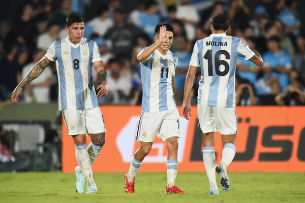 Versus / Argentina derrota a Uruguay en Montevideo y ya piensa en el Mundial 2026
