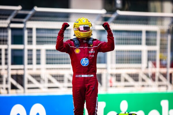 Versus / Hamilton alcanza su primera victoria con Ferrari ganando el sprint en China