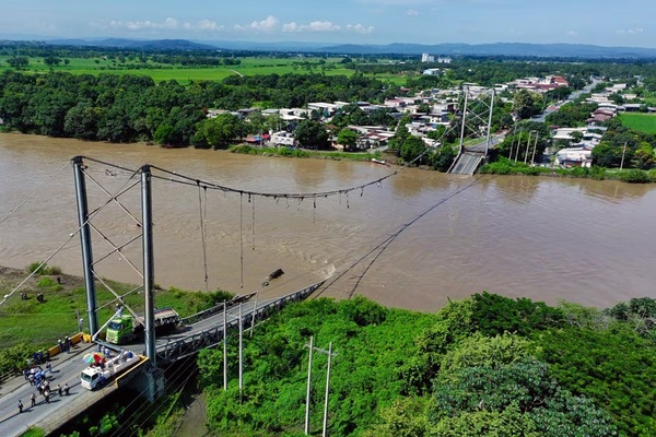 Ecuador: sube a cuatro la cifra de muertos por caída de puente