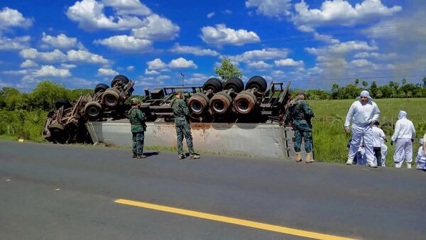 Agentes del CODI dieron seguridad a transportador de carne volcado en la Ruta V