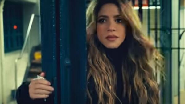 Shakira conmemora el primer año de Las mujeres ya no lloran con el video de Última