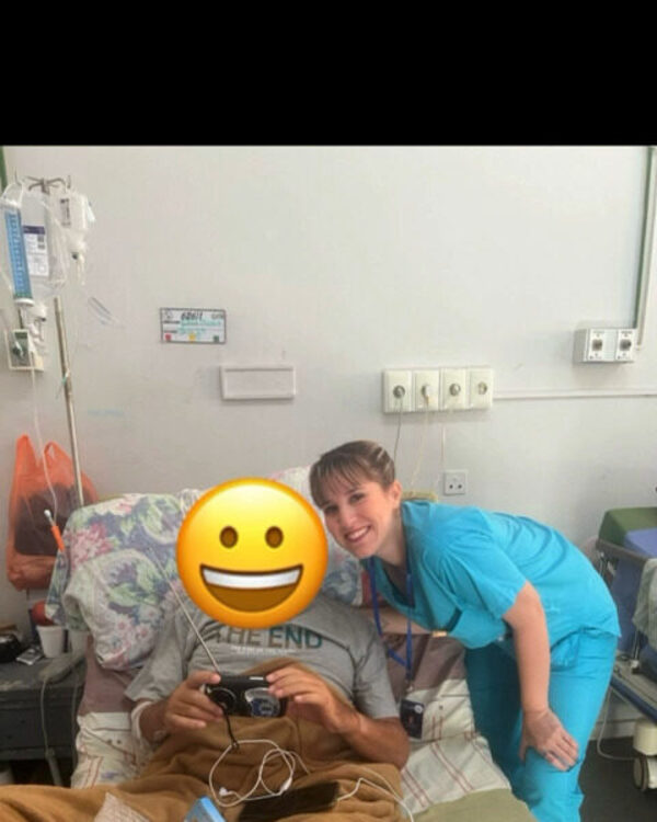 (VIDEO) Médica regaló radios a abuelitos para que puedan escuchar el partido de la Albirroja