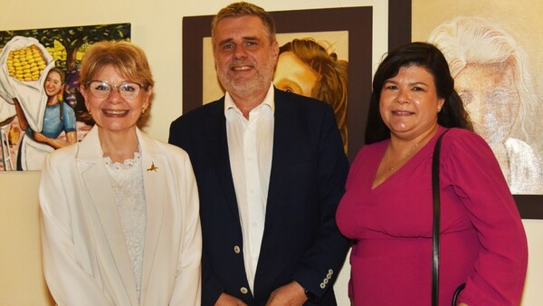 Exposición Mujeres en Embajada de Uruguay