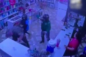 Pareja asalta local de celulares y encañona a comisario en Pedro Juan Caballero - SNT