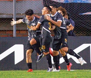 Libertad golea en Mallorquín y se solidifica en la punta de la tabla