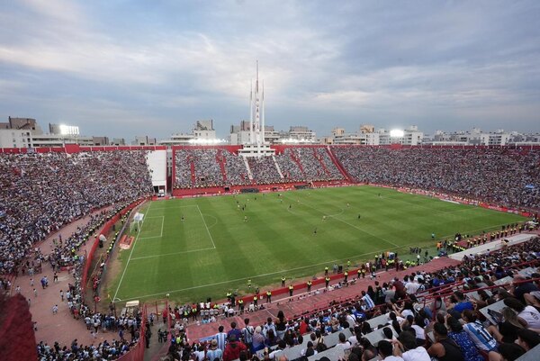 Versus / Una multitud disfruta amistoso benéfico de Argentina, previo al duelo ante Brasil