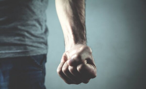 Imputan a un hombre por agredir a su padre adulto mayor