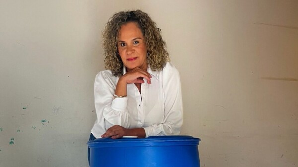 Emprendedora rompe moldes al producir aditivo para autos