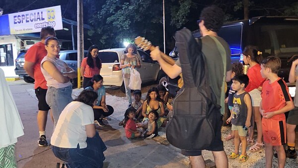 La caritativa: Cocinan hamburguesas para los niños en situación de calle