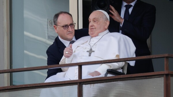 El papa Francisco abandona el hospital y regresa al Vaticano 38 días después
