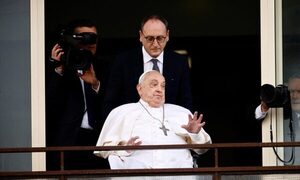 ¡El papa ya salió de alta y apareció ante los fieles!