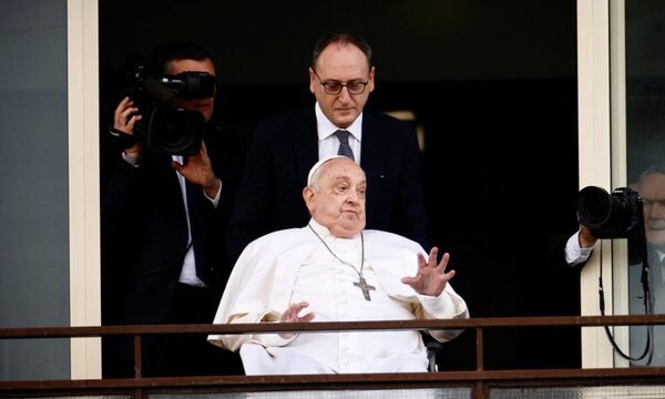 ¡El papa ya salió de alta y apareció ante los fieles!