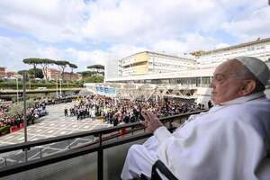 Miles de fieles celebran en el Vaticano el alta del papa Francisco - Mundo - ABC Color