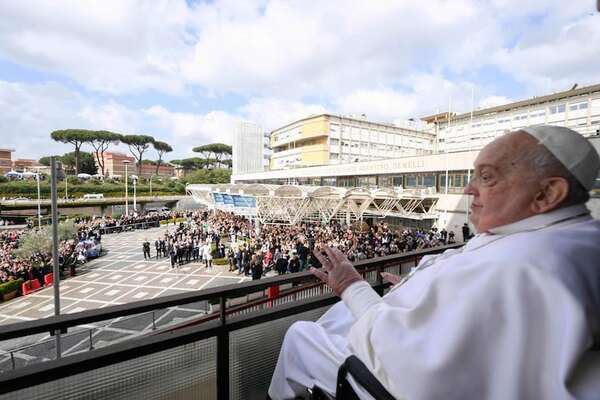 Miles de fieles celebran en el Vaticano el alta del papa Francisco - Mundo - ABC Color