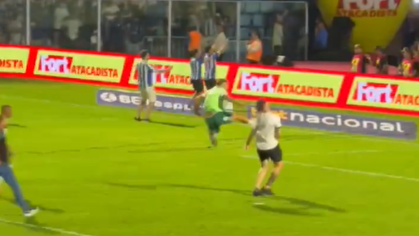 La violenta agresión de un jugador paraguayo a un hincha