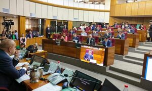 Festín de altos cargos y jugosos sueldos en el Parlamento
