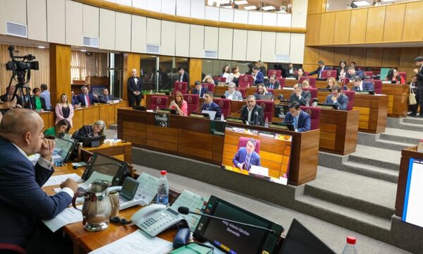 Festín de altos cargos y jugosos sueldos en el Parlamento
