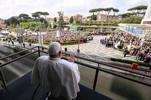 El mundo vuelve a ver al Papa desde el Gemelli: «Gracias a todos»