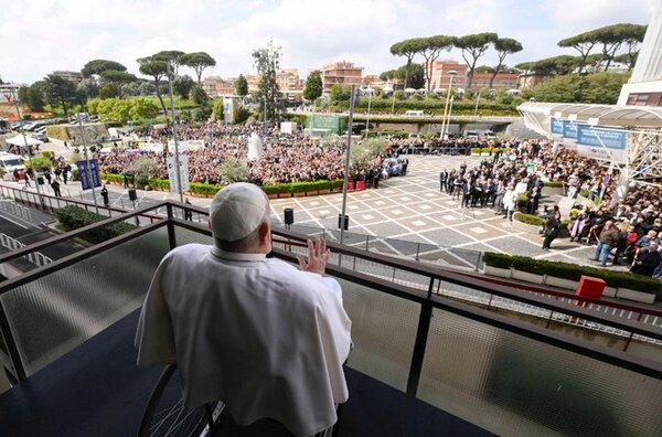 El mundo vuelve a ver al Papa desde el Gemelli: «Gracias a todos»