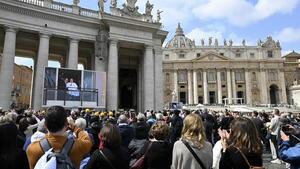 Miles de fieles celebran en el Vaticano el alta del papa Francisco: “Es un milagro”