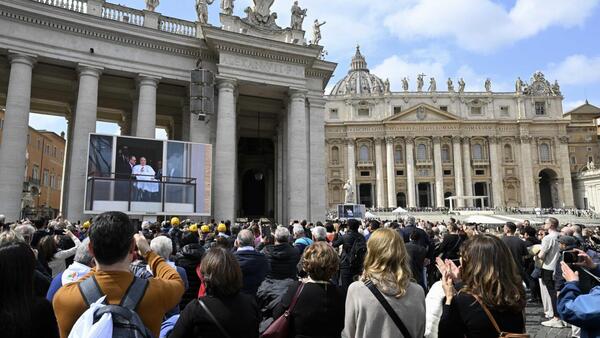 Miles de fieles celebran en el Vaticano el alta del papa Francisco: “Es un milagro”