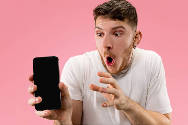¿Qué pasó que “chispotearon” todos los celulares con la hora?: investigan quien metió la pata