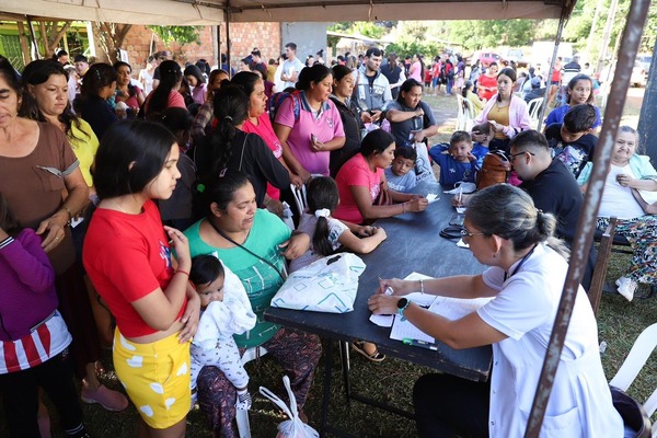 Atención gratuita en CDE: Más de 600 beneficiados en jornada de salud y trámites - ADN Digital