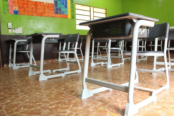 Gobierno inicia distribución de los 330.000 nuevos mobiliarios escolares a nivel nacional - El Trueno